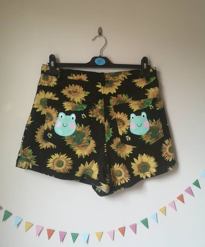 Froggy Sunflower Shorts size MEDIUM